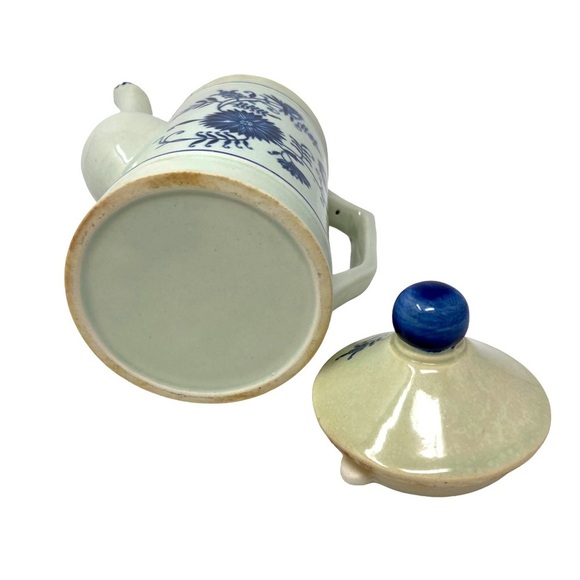 Blue and White Vintage Teapot. - Picture 8 of 9